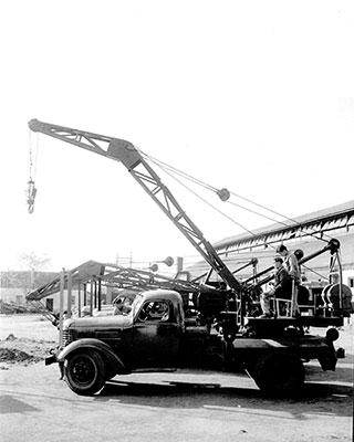 In 1963, XCMG developed China's first truck crane of five tons.