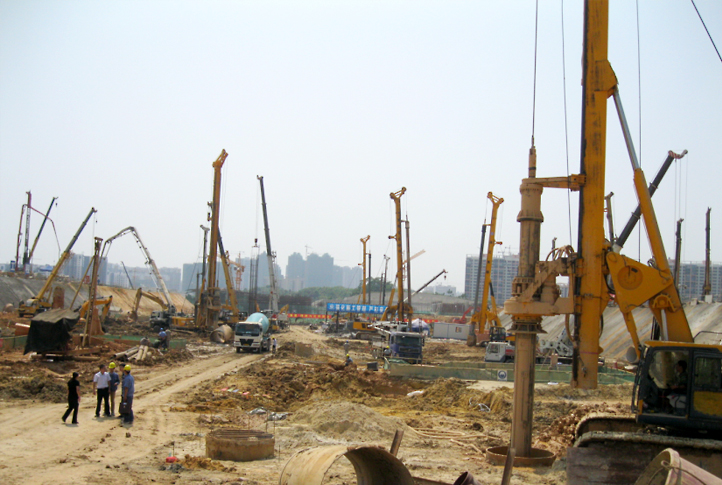 澳门金砂平台旋挖钻机在南宁火车站施工