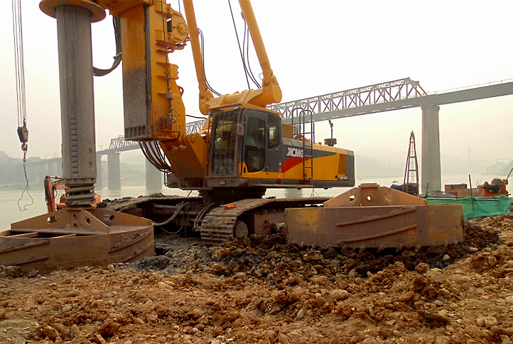 2013年3月澳门金砂平台XRS1050旋挖钻机在新白沙沱长江大桥创亚洲3.2米大直径桩孔新纪录