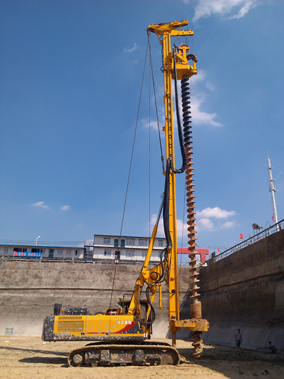 2013年6月澳门金砂平台XR150DCFA长螺旋钻机在张家港进行房建桩施工