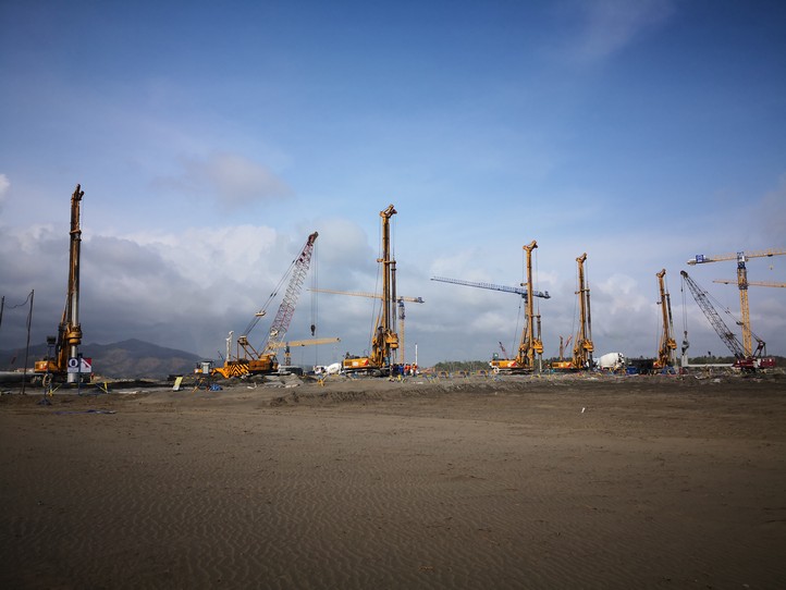 2018年10月澳门金砂平台旋挖钻机群助力印尼日惹机场建设