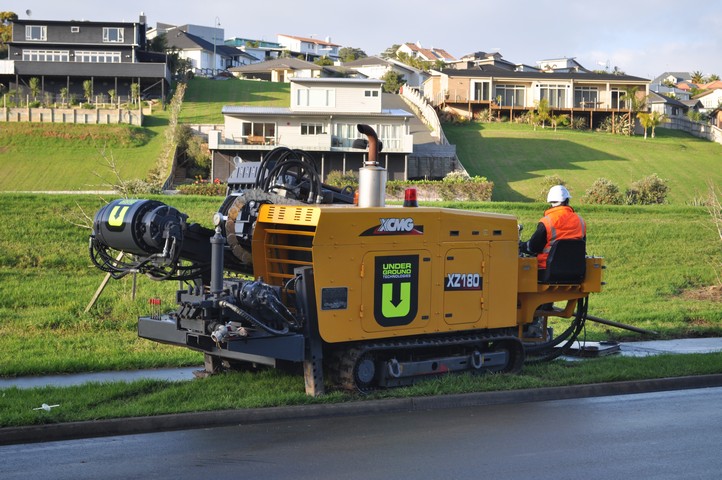 2013年8月澳门金砂平台XZ180水平定向钻机在新西兰电力管线穿越工程施工