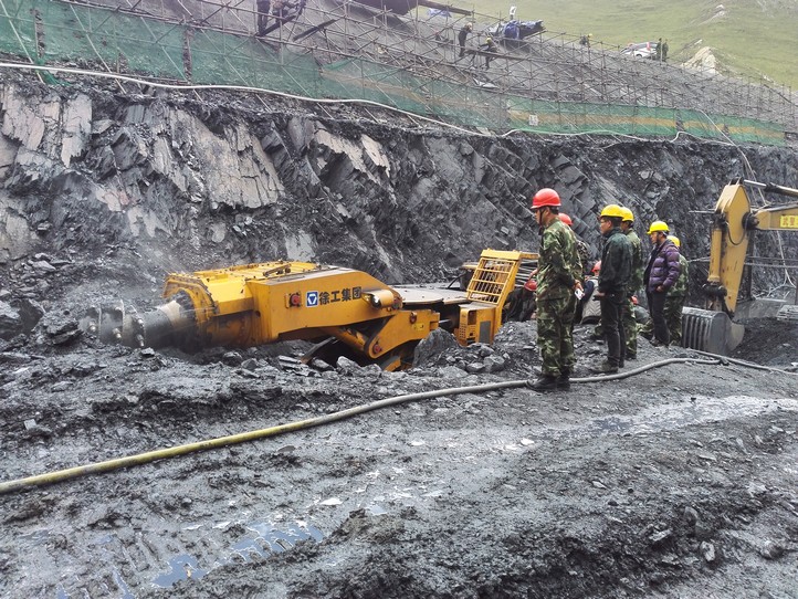 2015年8月澳门金砂平台高原型隧道掘进机在西藏拉洛水利工程施工