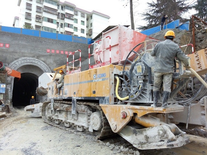 2018年1月澳门金砂平台悬臂式隧道掘进机XTR7360在湖南施工
