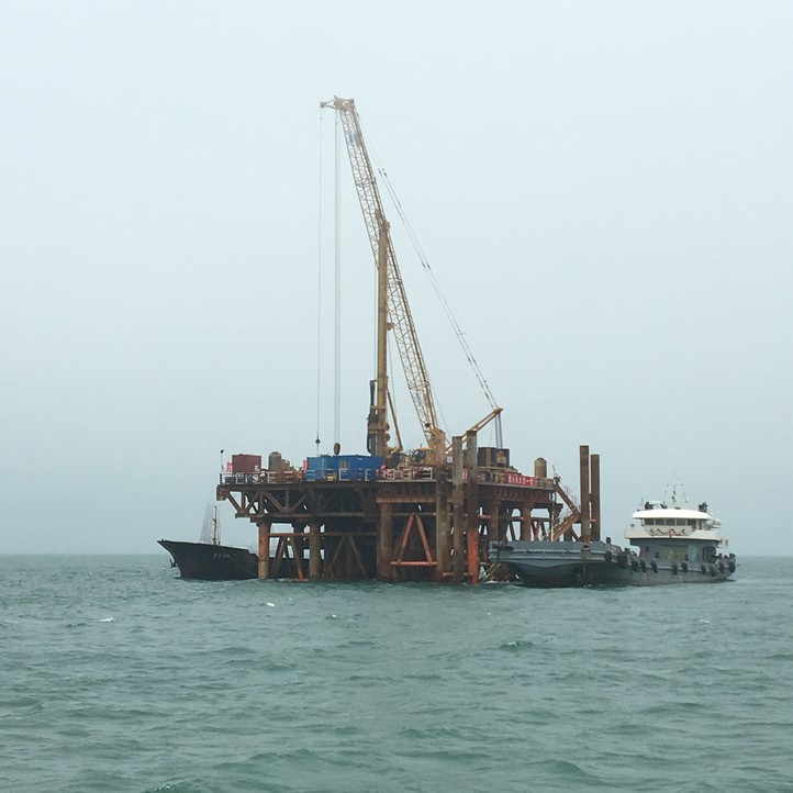 2017年6月澳门金砂平台XR550旋挖钻机力助福清兴化湾海上风电场项目建设